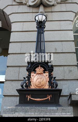 Lampe sur la façade du centre de transport Britomart d'Auckland, Nouvelle-Zélande Banque D'Images