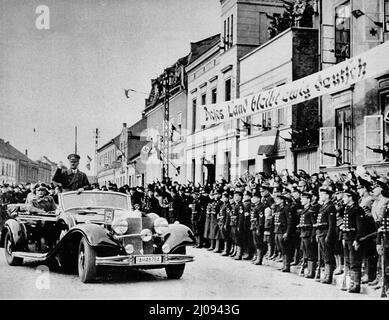 Adolf Hitler dans Memel après l'annexion de la Memelland Dieses Land Bleibt ewig deutsch, 'cette terre sera pour toujours allemande - 23 mars 1939 Banque D'Images