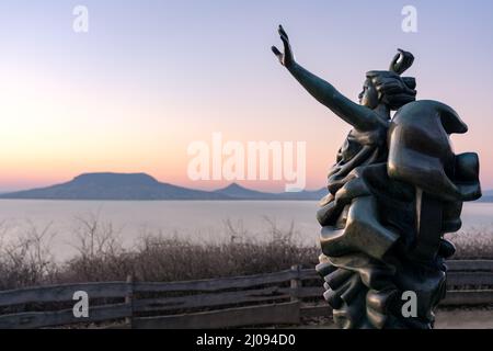 Belle statue de vent de Balaton avec lac balaton paysage à Fonyód Hongrie et badacsony colline fond . Banque D'Images