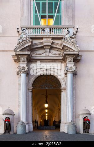 Rome, Italie - 28 février 2022 : Palais Quirinal, la façade avec l'entrée principale. Siège institutionnel du Président de la République italienne. Banque D'Images