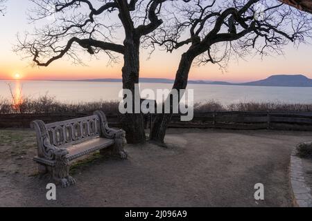 Beau lac balaton paysage à Fonyod Hongrie avec banc de pierre décoré et la colline de badacsony sur le fond. Banque D'Images