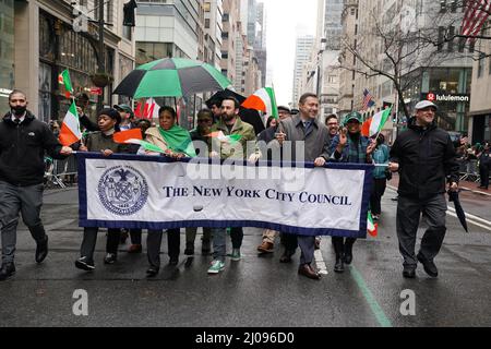 New York, NY, États-Unis. 17th mars 2022. Le Conseil municipal de New York assistait à la NYC St. Patrick's Day Parade, Fifth Avenue Manhattan, New York, NY le 17 mars 2022. Crédit : Kristin Callahan/Everett Collection/Alay Live News Banque D'Images