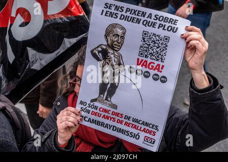 Barcelone, Espagne. 17th mars 2022. Un démonstrateur est vu portant un écriteau exprimant son opinion au cours de la démonstration. Les enseignants catalans sont descendus dans la rue pour la troisième journée consécutive contre la modification du modèle éducatif proposé par le ministère de l'éducation sans parvenir à un consensus avec les syndicats et les travailleurs de l'éducation. Crédit : SOPA Images Limited/Alamy Live News Banque D'Images