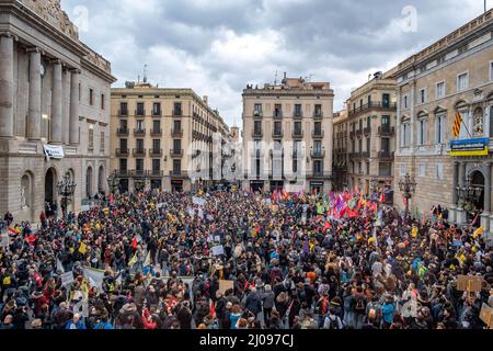 Barcelone, Espagne. 17th mars 2022. Les manifestants se rassemblent sur la Plaza de Sant Jaume pendant la manifestation. Les enseignants catalans sont descendus dans la rue pour la troisième journée consécutive contre la modification du modèle éducatif proposé par le ministère de l'éducation sans parvenir à un consensus avec les syndicats et les travailleurs de l'éducation. Crédit : SOPA Images Limited/Alamy Live News Banque D'Images