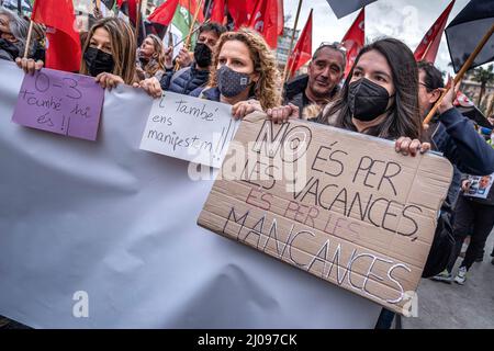 Barcelone, Espagne. 17th mars 2022. Les manifestants tiennent des écriteaux exprimant leur opinion pendant la manifestation. Les enseignants catalans sont descendus dans la rue pour la troisième journée consécutive contre la modification du modèle éducatif proposé par le ministère de l'éducation sans parvenir à un consensus avec les syndicats et les travailleurs de l'éducation. Crédit : SOPA Images Limited/Alamy Live News Banque D'Images