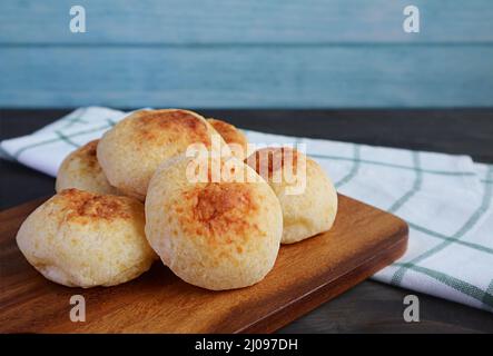 Tas de délicieux pains au fromage brésilien appelés Pao de Queijo sur un bareadboard en bois Banque D'Images