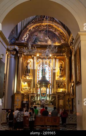 Personnes à l'intérieur de la basilique et du couvent de Saint-Domingue à Lima, Pérou Banque D'Images