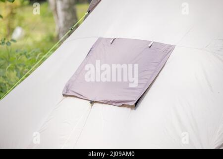 Gros plan d'une tente installée dans une forêt dense du camp. Activités de week-end et matériel et équipement de randonnée ou de trekking Banque D'Images