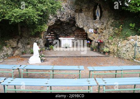 Bernadette Soubirous priant devant la statuette de la Vierge-Marie. Grotte de Lourdes. Couvent Saint-Gildard. Nevers. Nièvre. France. Banque D'Images