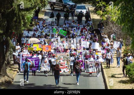 Sur le chemin de 8M, une manifestation féministe pour commémorer la Journée internationale de la femme, ils exigent la clarification des fémicides à Puebla. Banque D'Images