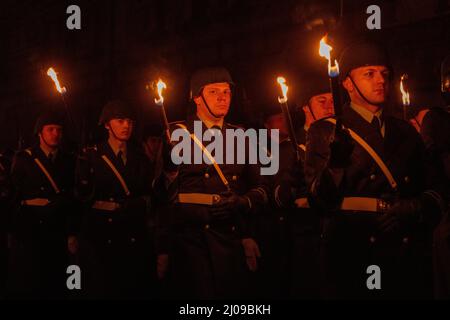 Ulm, Allemagne. 17th mars 2022. Les soldats du bataillon des gardes du ministère de la Défense sont aux prises de la caserne de Wilhelmsburg avec des torches. Le commandant sortant du commandement multinational a fait ses adieux avec cette cérémonie. Le général Knappe, d'Ulm, en Allemagne, a abandonné le commandement de deux quartiers généraux militaires internationaux à la caserne de Wilhelmsburg. Knappe prend sa retraite et ses fonctions seront assumées par le général Sollfrank. Credit: Stefan Puchner/dpa/Alay Live News Banque D'Images