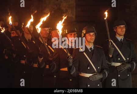Ulm, Allemagne. 17th mars 2022. Des soldats du bataillon des gardes du ministère de la Défense se tiennent avec des torches aux robinets de la caserne de Wilhelmsburg. Le commandant sortant du commandement multinational a fait ses adieux avec cette cérémonie. Le général Knappe, d'Ulm, en Allemagne, a abandonné le commandement de deux quartiers généraux militaires internationaux à la caserne de Wilhelmsburg. Knappe prend sa retraite et ses fonctions seront assumées par le général Sollfrank. Credit: Stefan Puchner/dpa/Alay Live News Banque D'Images