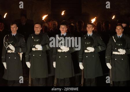 Ulm, Allemagne. 17th mars 2022. À la caserne de Wilhelmsburg, les soldats du bataillon des gardes du ministère de la Défense retirent leur casque pendant les robinets. Le commandant sortant du commandement multinational a fait ses adieux avec cette cérémonie. Le général Knappe, d'Ulm, en Allemagne, a abandonné le commandement de deux quartiers généraux militaires internationaux à la caserne de Wilhelmsburg. Knappe prend sa retraite et ses fonctions seront assumées par le général Sollfrank. Credit: Stefan Puchner/dpa/Alay Live News Banque D'Images