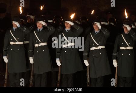 Ulm, Allemagne. 17th mars 2022. Des soldats du bataillon des gardes du ministère de la Défense se tiennent aux robinets de la caserne de Wilhelmsburg. Le commandant sortant du commandement multinational a fait ses adieux avec cette cérémonie. Le général Knappe, d'Ulm, en Allemagne, a abandonné le commandement de deux quartiers généraux militaires internationaux à Wilhelmsburgkaserne. Knappe prend sa retraite et ses fonctions seront assumées par le général Sollfrank. Credit: Stefan Puchner/dpa/Alay Live News Banque D'Images