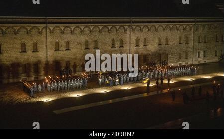 Ulm, Allemagne. 17th mars 2022. Des soldats du bataillon des gardes du ministère de la Défense se tiennent aux robinets de la caserne de Wilhelmsburg. Le commandant sortant du commandement multinational a fait ses adieux avec cette cérémonie. Le général Knappe, d'Ulm, en Allemagne, a abandonné le commandement de deux quartiers généraux militaires internationaux à Wilhelmsburgkaserne. Knappe prend sa retraite et ses fonctions seront assumées par le général Sollfrank. Credit: Stefan Puchner/dpa/Alay Live News Banque D'Images