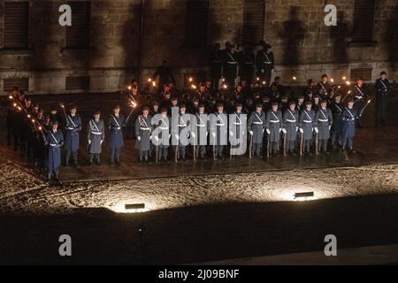 Ulm, Allemagne. 17th mars 2022. Des soldats du bataillon des gardes du ministère de la Défense se tiennent aux robinets de la caserne de Wilhelmsburg. Le commandant sortant du commandement multinational a fait ses adieux avec cette cérémonie. Le général Knappe, d'Ulm, en Allemagne, a abandonné le commandement de deux quartiers généraux militaires internationaux à Wilhelmsburgkaserne. Knappe prend sa retraite et ses fonctions seront assumées par le général Sollfrank. Credit: Stefan Puchner/dpa/Alay Live News Banque D'Images