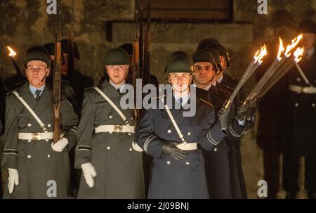 Ulm, Allemagne. 17th mars 2022. Des soldats du bataillon des gardes du ministère de la Défense se tiennent aux taps de la caserne de Wilhelmsburg. Le commandant sortant du commandement multinational a fait ses adieux avec cette cérémonie. Le général Knappe, d'Ulm, en Allemagne, a abandonné le commandement de deux quartiers généraux militaires internationaux à la caserne de Wilhelmsburg. Knappe prend sa retraite et ses fonctions seront assumées par le général Sollfrank. Credit: Stefan Puchner/dpa/Alay Live News Banque D'Images