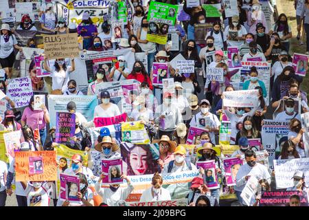 Sur le chemin de 8M, une manifestation féministe pour commémorer la Journée internationale de la femme, ils exigent la clarification des fémicides à Puebla. Banque D'Images