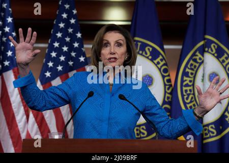 Washington DC, États-Unis. 17th mars 2022. 17 mars 2022, Washington, District de Columbia, Etats-Unis: La conférencière de la Chambre NANCY PELOSI (D-CA) parle de crise en Ukraine lors de sa conférence de presse hebdomadaire à HVC/Capitol Hill à Washington. (Credit image: © Lénine Nolly/ZUMA Press Wire) Credit: ZUMA Press, Inc./Alamy Live News Banque D'Images