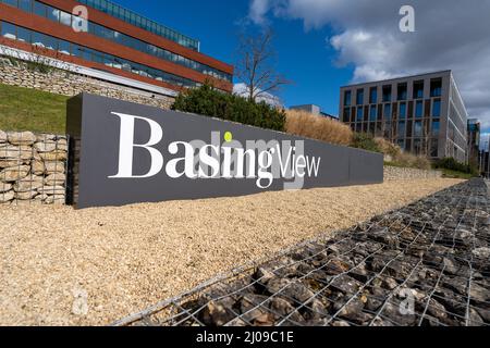 Basingstoke, Hampshire, Royaume-Uni - Mars 18 2022 : panneau indiquant le parc industriel de Baseing View Banque D'Images