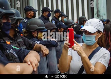 Sur le chemin de 8M, une manifestation féministe pour commémorer la Journée internationale de la femme, ils exigent la clarification des fémicides à Puebla. Banque D'Images