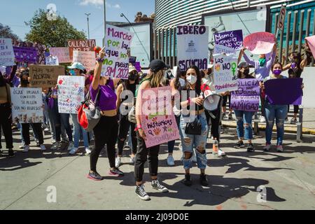 Sur le chemin de 8M, une manifestation féministe pour commémorer la Journée internationale de la femme, ils exigent la clarification des fémicides à Puebla. Banque D'Images