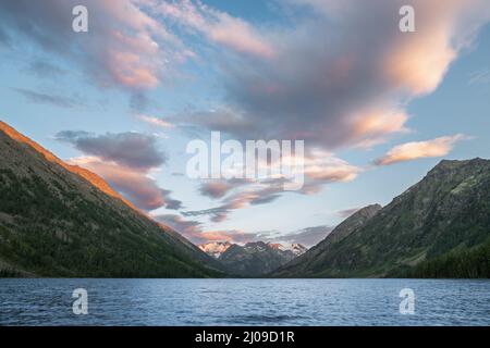 Un paysage magnifique et inspirant avec un lac de montagne idyllique pendant un coucher de soleil coloré dans la nature Banque D'Images