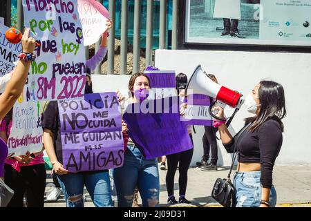 Sur le chemin de 8M, une manifestation féministe pour commémorer la Journée internationale de la femme, ils exigent la clarification des fémicides à Puebla. Banque D'Images