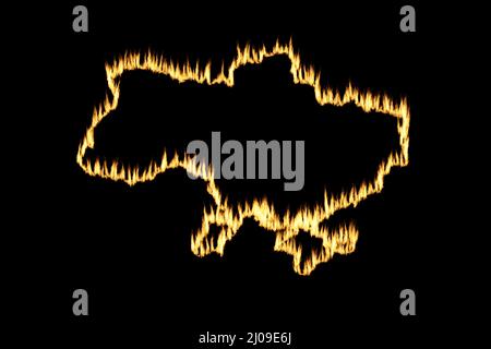 Carte de la frontière de l'Ukraine contour fait à partir de flammes brûlantes effet sur fond noir Banque D'Images