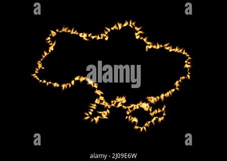 Carte de la frontière de l'Ukraine contour fait à partir de flammes brûlantes effet sur fond noir Banque D'Images