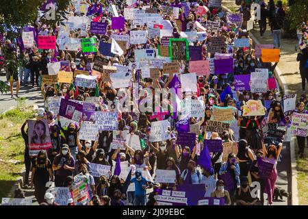 Sur le chemin de 8M, une manifestation féministe pour commémorer la Journée internationale de la femme, ils exigent la clarification des fémicides à Puebla. Banque D'Images