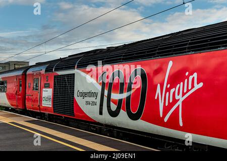 HST Intercity 125 Craigentinny vu à la station de Peterborough en direction du nord sur la ligne principale de la côte est, Royaume-Uni Banque D'Images