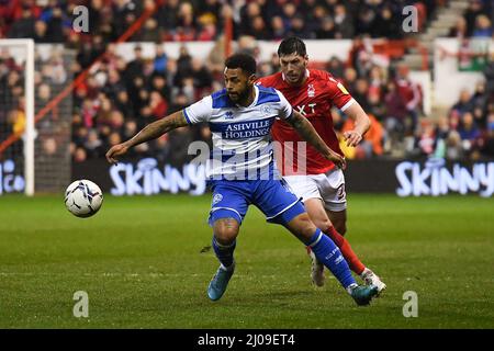 NOTTINGHAM, ROYAUME-UNI. 16th MARS André Gray de Queens Park Rangers et Scott McKenna de Nottingham Forest lors du match de championnat Sky Bet entre Nottingham Forest et Queens Park Rangers au City Ground, à Nottingham, le mercredi 16th mars 2022. (Credit: Jon Hobley | MI News) Credit: MI News & Sport /Alay Live News Banque D'Images