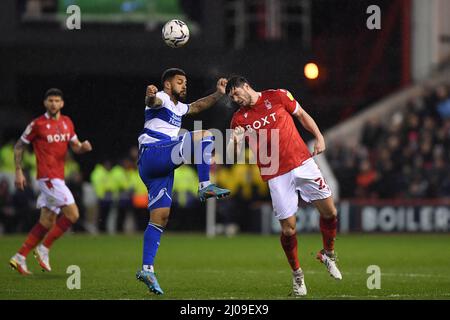 NOTTINGHAM, ROYAUME-UNI. 16th MARS Scott McKenna de Nottingham Forest bataille avec André Gray de Queens Park Rangers lors du match de championnat Sky Bet entre Nottingham Forest et Queens Park Rangers au City Ground, Nottingham, le mercredi 16th mars 2022. (Credit: Jon Hobley | MI News) Credit: MI News & Sport /Alay Live News Banque D'Images