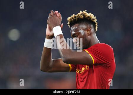 Rome, Italie. 17th mars 2022. Tammy Abraham de Roma salue lors de la Ligue de la Conférence de l'UEFA, série de 16, match de football à 2nd jambes entre AS Roma et vitesse le 17 mars 2022 au Stadio Olimpico à Rome, Italie - photo Federico Proietti / DPPI crédit: DPPI Media/Alamy Live News Banque D'Images