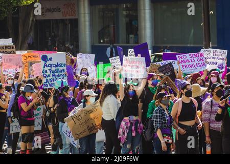 Sur le chemin de 8M, une manifestation féministe pour commémorer la Journée internationale de la femme, ils exigent la clarification des fémicides à Puebla. Banque D'Images