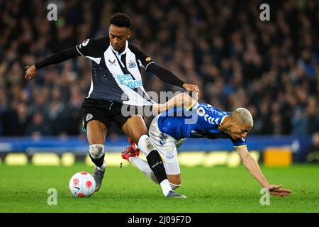 Joe Willock de Newcastle United (à gauche) et Richarlison d'Everton (à droite) se battent pour le ballon lors du match de la Premier League à Goodison Park, Liverpool. Date de la photo: Jeudi 17 mars 2022. Banque D'Images