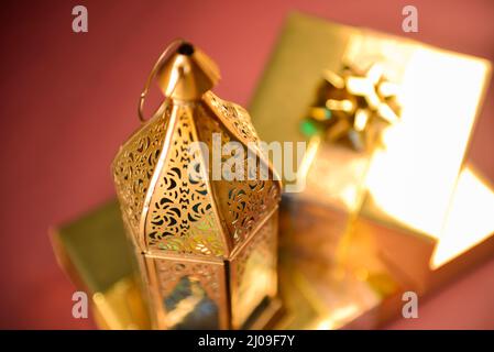 Lampe de Ramadan et boîte cadeau dorée, cadre festif Eid avec boîtes cadeaux et lampes de Ramadan traditionnelles. Banque D'Images