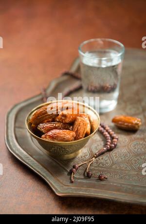 Dates avec de l'eau potable - briser le jeûne iftar pendant le mois sacré du Ramadan. Les dattes sont des fruits sacrés qui sont consommés pendant le mois sacré du Ramadan. Banque D'Images