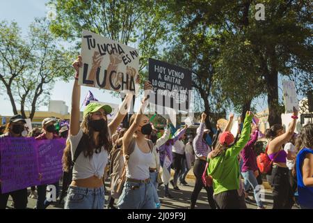 Sur le chemin de 8M, une manifestation féministe pour commémorer la Journée internationale de la femme, ils exigent la clarification des fémicides à Puebla. Banque D'Images