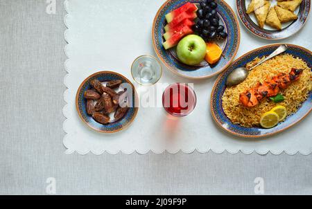 La nourriture de l'iftar se répand pendant le mois Saint du Ramadan. Plats de dattes, fruits frais, biryani et desserts pris pour ci-dessus. Banque D'Images