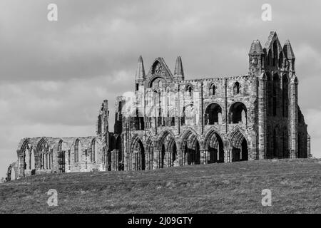 Photo en noir et blanc de l'abbaye de Whitby dans le North Yorkshire Banque D'Images