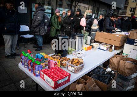 Stockholm, Suède. 17th mars 2022. Les réfugiés ukrainiens visitent le bureau de l'Agence suédoise des migrations pour demander un permis de séjour et aider à se rendre quelque part pour vivre. Plusieurs organismes de bienfaisance offrant de la nourriture, des vêtements et des articles d'hygiène sont sur place. (Credit image: © Joel Lindhe/ZUMA Press Wire) Credit: ZUMA Press, Inc./Alamy Live News Banque D'Images