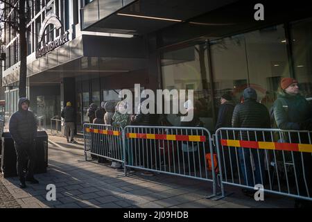 Stockholm, Suède. 17th mars 2022. Les réfugiés ukrainiens visitent le bureau de l'Agence suédoise des migrations pour demander un permis de séjour et aider à se rendre quelque part pour vivre. Plusieurs organismes de bienfaisance offrant de la nourriture, des vêtements et des articles d'hygiène sont sur place. (Credit image: © Joel Lindhe/ZUMA Press Wire) Credit: ZUMA Press, Inc./Alamy Live News Banque D'Images