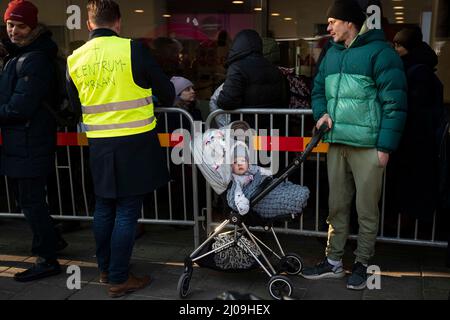 Stockholm, Suède. 17th mars 2022. Les réfugiés ukrainiens visitent le bureau de l'Agence suédoise des migrations pour demander un permis de séjour et aider à se rendre quelque part pour vivre. Plusieurs organismes de bienfaisance offrant de la nourriture, des vêtements et des articles d'hygiène sont sur place. (Credit image: © Joel Lindhe/ZUMA Press Wire) Credit: ZUMA Press, Inc./Alamy Live News Banque D'Images