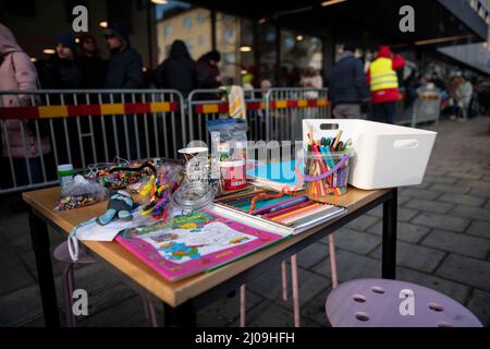 Stockholm, Suède. 17th mars 2022. Les réfugiés ukrainiens visitent le bureau de l'Agence suédoise des migrations pour demander un permis de séjour et aider à se rendre quelque part pour vivre. Plusieurs organismes de bienfaisance offrant de la nourriture, des vêtements et des articles d'hygiène sont sur place. (Credit image: © Joel Lindhe/ZUMA Press Wire) Credit: ZUMA Press, Inc./Alamy Live News Banque D'Images