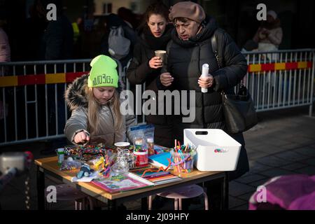 Stockholm, Suède. 17th mars 2022. Les réfugiés ukrainiens visitent le bureau de l'Agence suédoise des migrations pour demander un permis de séjour et aider à se rendre quelque part pour vivre. Plusieurs organismes de bienfaisance offrant de la nourriture, des vêtements et des articles d'hygiène sont sur place. (Credit image: © Joel Lindhe/ZUMA Press Wire) Credit: ZUMA Press, Inc./Alamy Live News Banque D'Images