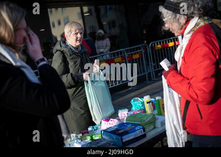 Stockholm, Suède. 17th mars 2022. Les réfugiés ukrainiens visitent le bureau de l'Agence suédoise des migrations pour demander un permis de séjour et aider à se rendre quelque part pour vivre. Plusieurs organismes de bienfaisance offrant de la nourriture, des vêtements et des articles d'hygiène sont sur place. (Credit image: © Joel Lindhe/ZUMA Press Wire) Credit: ZUMA Press, Inc./Alamy Live News Banque D'Images