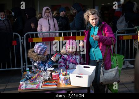 Stockholm, Suède. 17th mars 2022. Les réfugiés ukrainiens visitent le bureau de l'Agence suédoise des migrations pour demander un permis de séjour et aider à se rendre quelque part pour vivre. Plusieurs organismes de bienfaisance offrant de la nourriture, des vêtements et des articles d'hygiène sont sur place. (Credit image: © Joel Lindhe/ZUMA Press Wire) Credit: ZUMA Press, Inc./Alamy Live News Banque D'Images