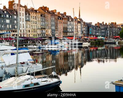 Vue imprenable sur le front de mer de Honfleur, célèbre port de village en Normandie, France Banque D'Images